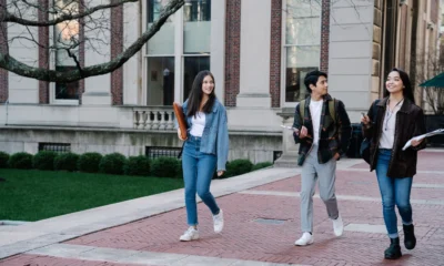 Estudiantes en un campus universitario para ilustrar come scegliere l’università giusta