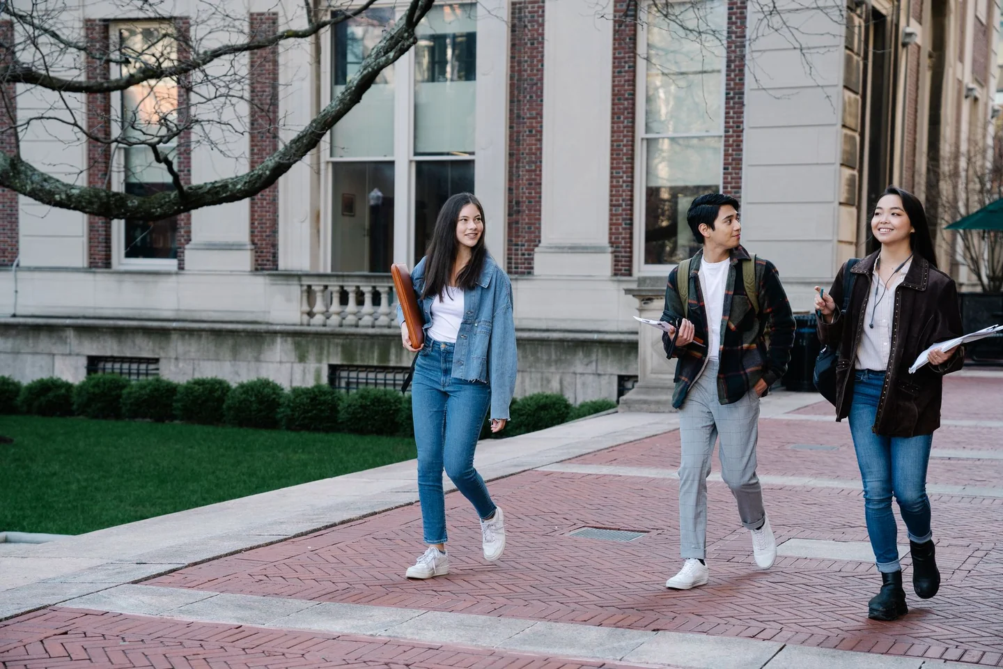 Estudiantes en un campus universitario para ilustrar come scegliere l’università giusta