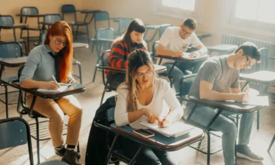Estudiantes en un aula universitaria pensando en quale facoltà offre più lavoro