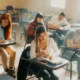 Estudiantes en un aula universitaria pensando en quale facoltà offre più lavoro