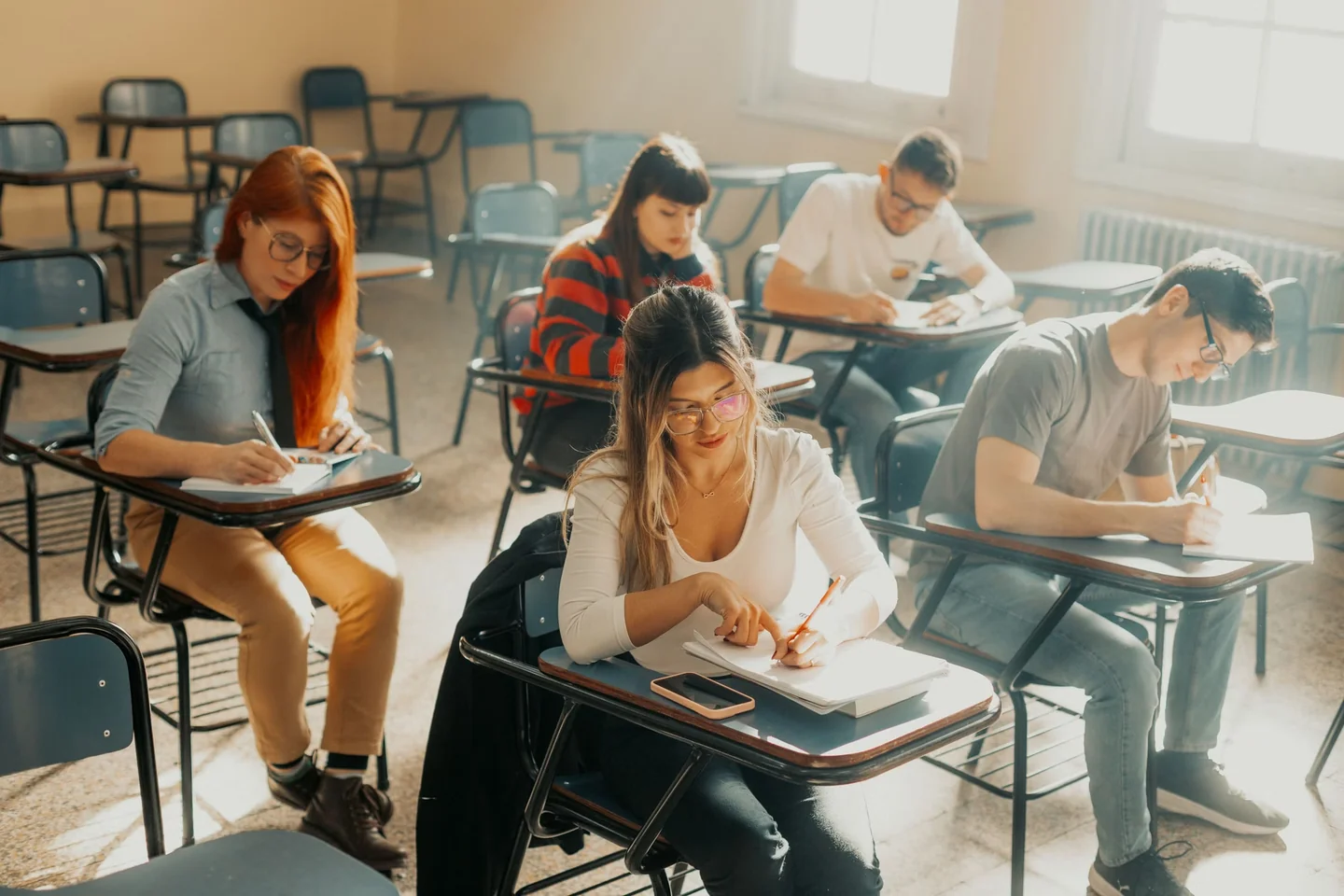 Estudiantes en un aula universitaria pensando en quale facoltà offre più lavoro
