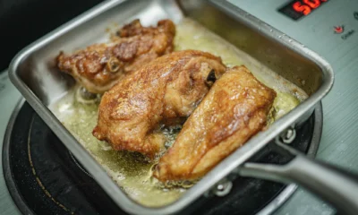 Fotografía de una used frying pan relacionada con dove si buttano le pentole antiaderenti, ideal para ilustrar el estado de una sartén desgastada antes de tirarla.
