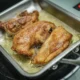 Fotografía de una used frying pan relacionada con dove si buttano le pentole antiaderenti, ideal para ilustrar el estado de una sartén desgastada antes de tirarla.