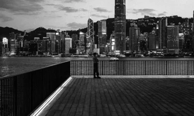 Foto de un very tall man relacionada con chi è la persona più alta del mondo, mostrando una figura humana de gran estatura en un contexto cotidiano.