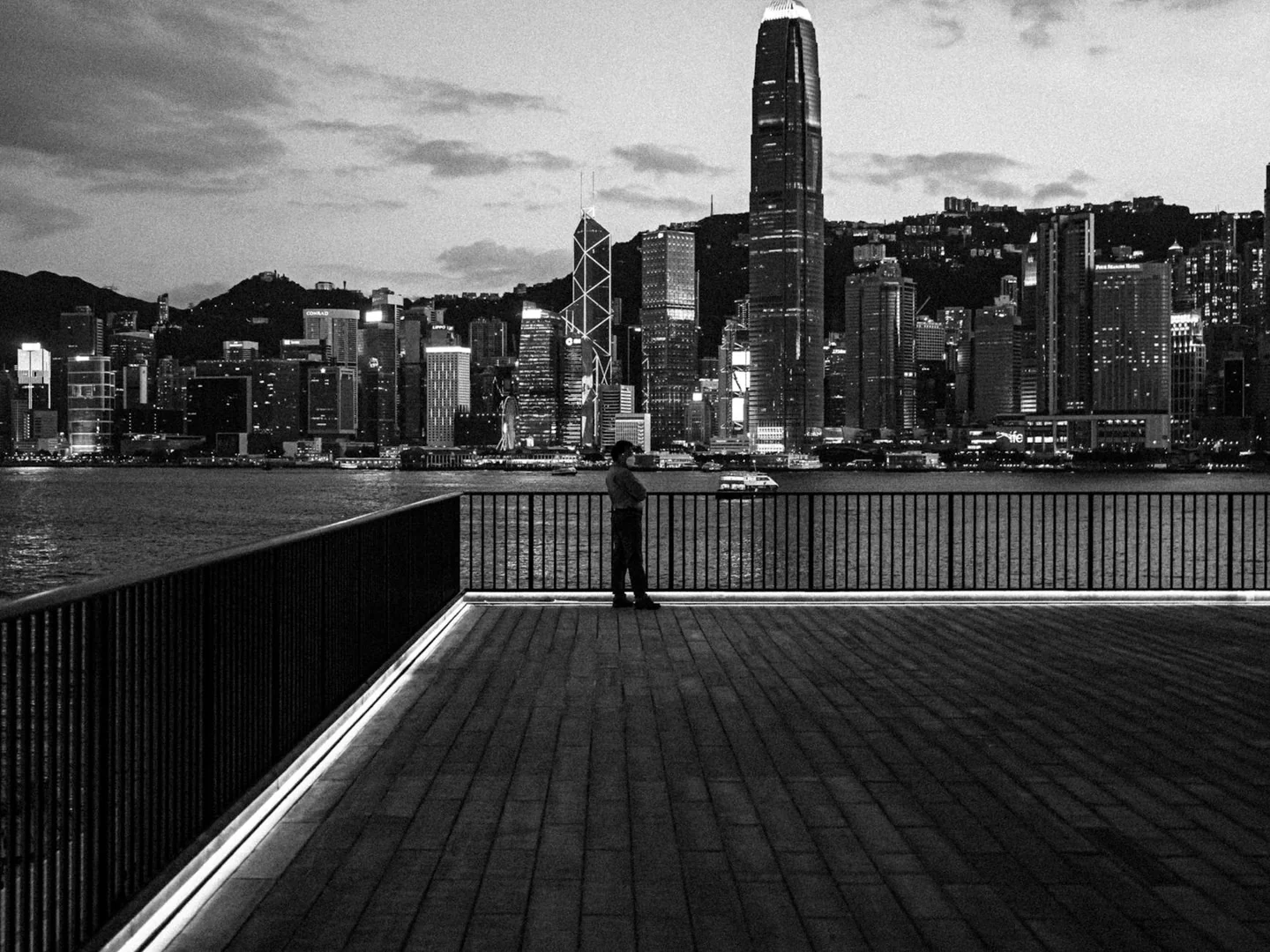 Foto de un very tall man relacionada con chi è la persona più alta del mondo, mostrando una figura humana de gran estatura en un contexto cotidiano.