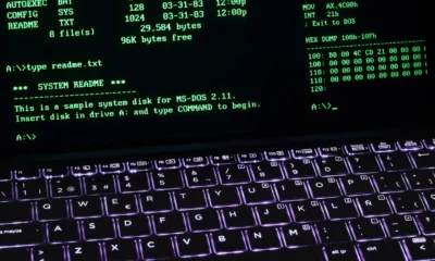 Fotografía de un vintage computer terminal para ilustrar quando è stata inviata la prima email y el origen técnico de la primera prueba de correo electrónico.