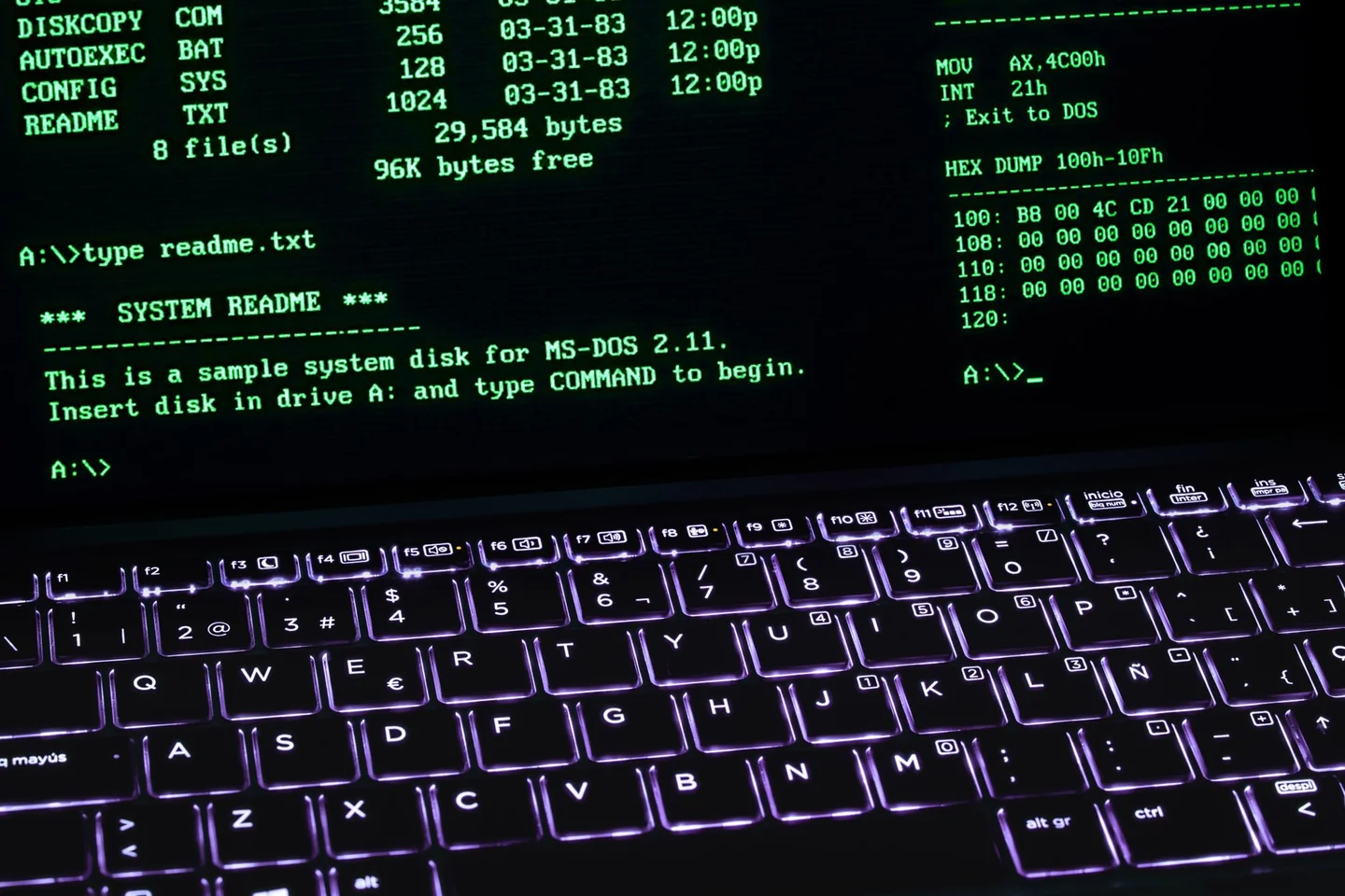 Fotografía de un vintage computer terminal para ilustrar quando è stata inviata la prima email y el origen técnico de la primera prueba de correo electrónico.
