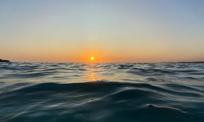 Fotografía de mar en calma con agua tibia para ilustrar quando il mare è più caldo