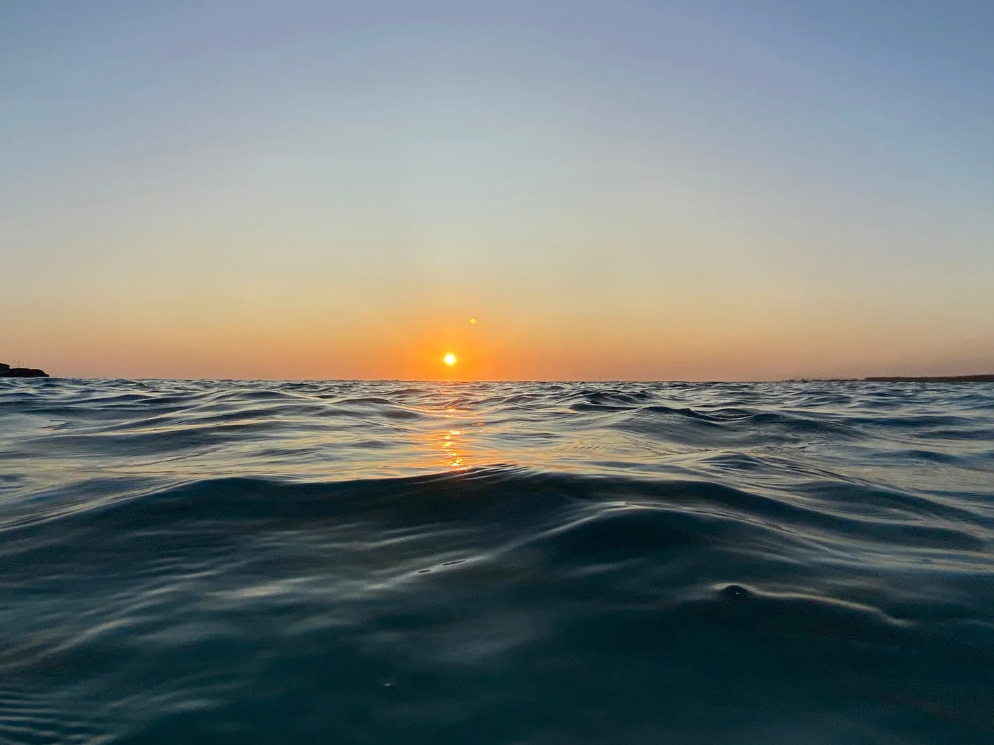 Fotografía de mar en calma con agua tibia para ilustrar quando il mare è più caldo