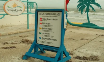 Bandera de advertencia en la playa para ilustrar porque si formano le correnti di risacca y el peligro de entrar al mar sin revisar las condiciones.