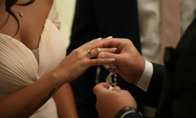 Imagen sobre chi regala le fedi agli sposi en una ceremonia de boda con intercambio de anillos