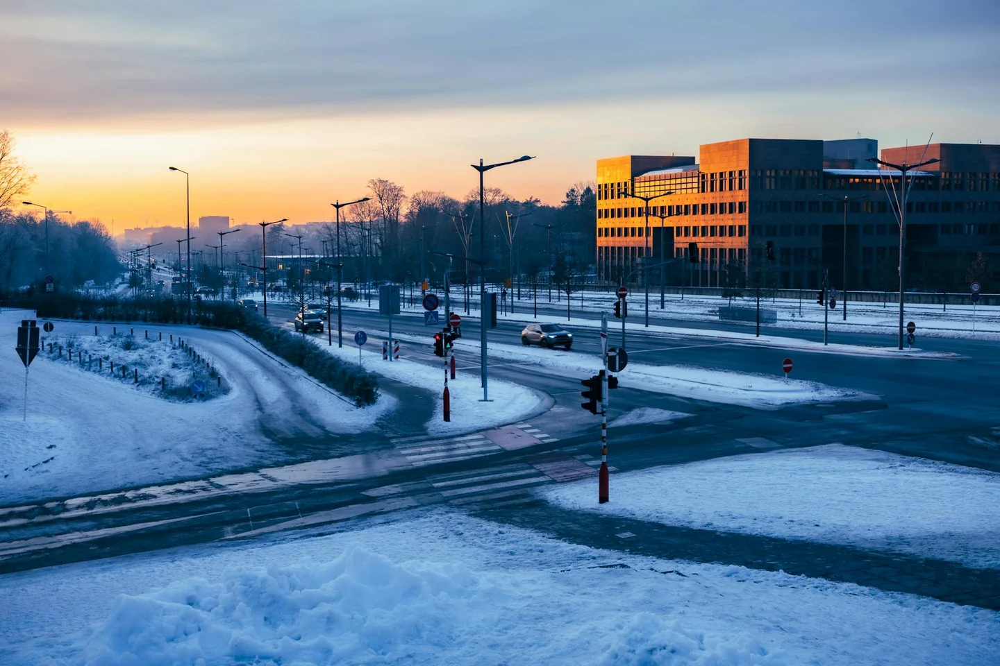 Imagen de invierno con cielo oscuro y un city skyline para ilustrar quale il giorno più corto dell anno