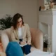 Imagen relacionada con chi può chiedere bonus psicologo 2026 mostrando a una mujer consultando con una psicóloga en una sesión de terapia