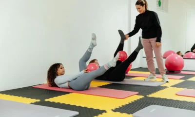 Mujer haciendo Pilates sobre una colchoneta para ilustrar dove fare ritiro Pilates Italia en un contexto de retiro y bienestar.