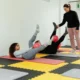Mujer haciendo Pilates sobre una colchoneta para ilustrar dove fare ritiro Pilates Italia en un contexto de retiro y bienestar.
