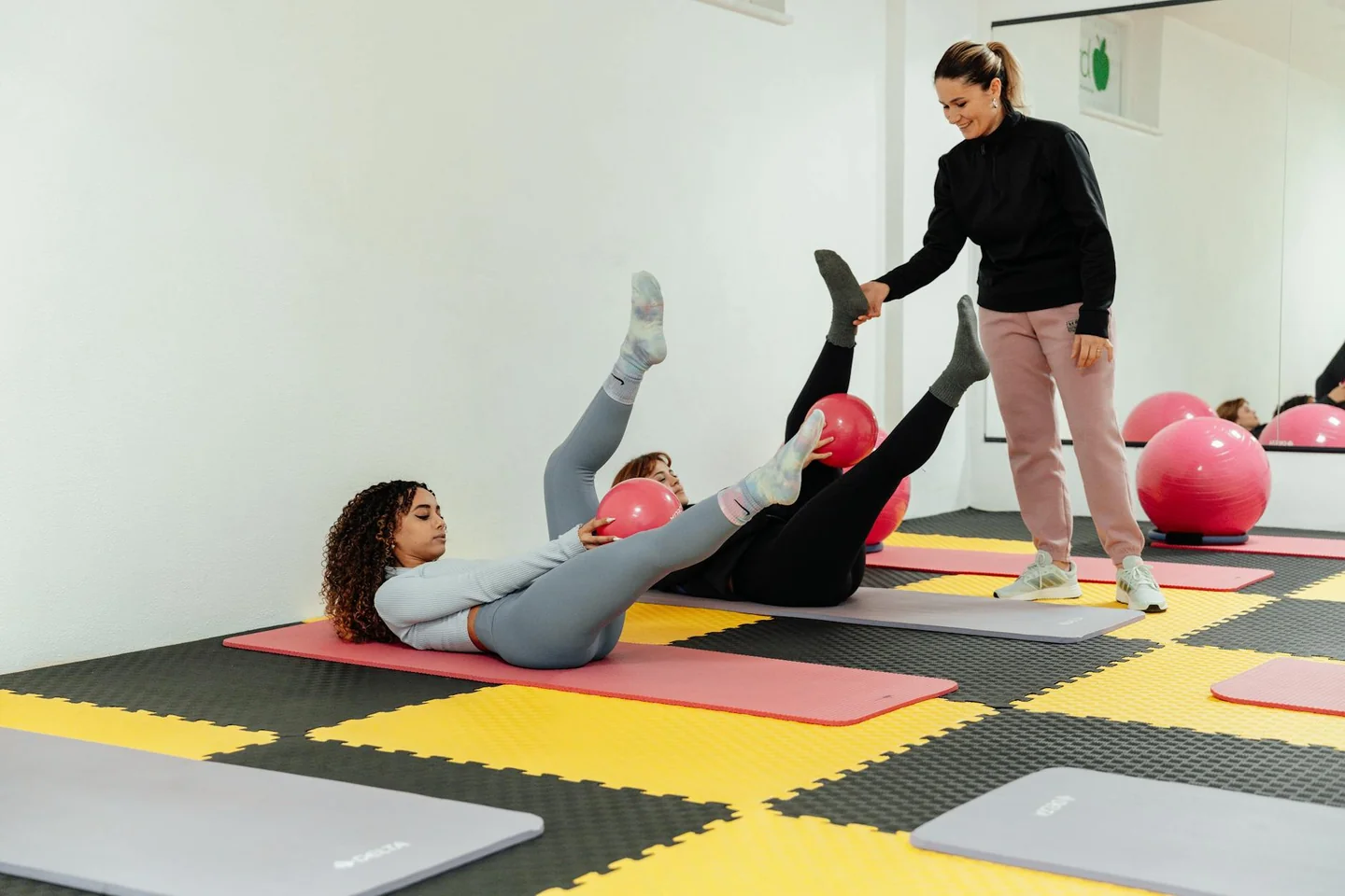 Mujer haciendo Pilates sobre una colchoneta para ilustrar dove fare ritiro Pilates Italia en un contexto de retiro y bienestar.