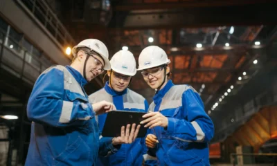 Equipo de trabajo en una oficina o planta industrial relacionado con da chi è costituito il sistema di gestione della sicurezza