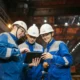 Equipo de trabajo en una oficina o planta industrial relacionado con da chi è costituito il sistema di gestione della sicurezza