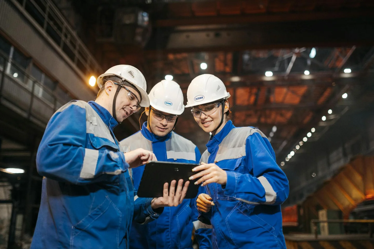 Equipo de trabajo en una oficina o planta industrial relacionado con da chi è costituito il sistema di gestione della sicurezza