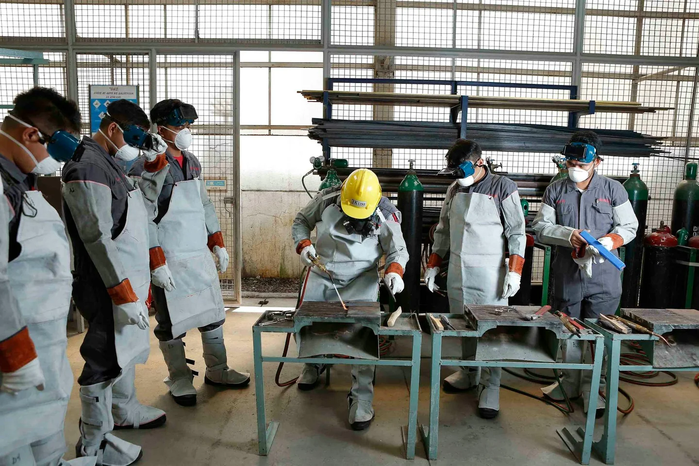 Foto de workplace safety training para ilustrar quali sono le tre macrocategorie di rischio en un artículo sobre seguridad laboral