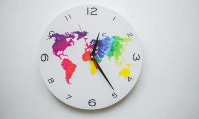 Mapa con relojes para ilustrar che fuso orario hanno Stati Uniti e Canada en un artículo sobre diferencias horarias entre ambos países
