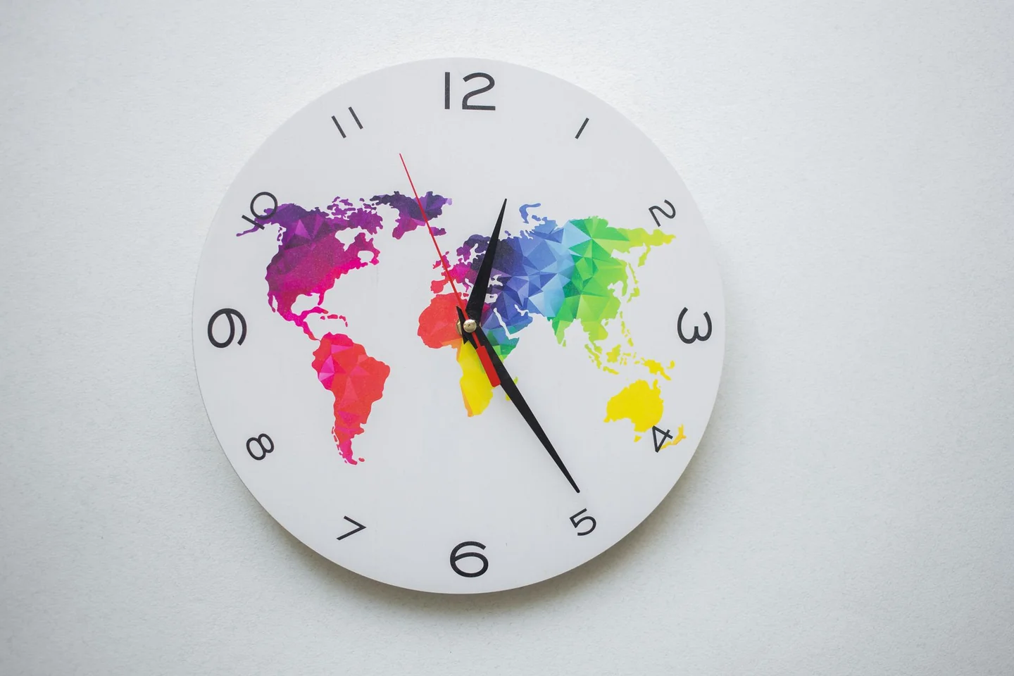 Mapa con relojes para ilustrar che fuso orario hanno Stati Uniti e Canada en un artículo sobre diferencias horarias entre ambos países