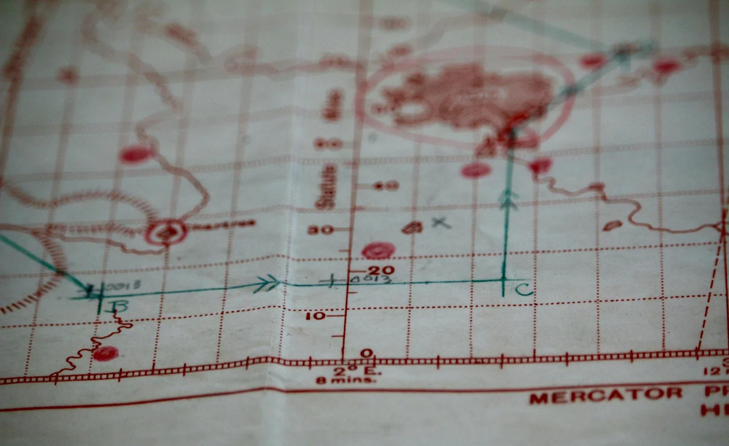 Mapa del mundo con cuadrícula para explicar che cos'è il reticolato geografico y la referencia de latitud y longitud.