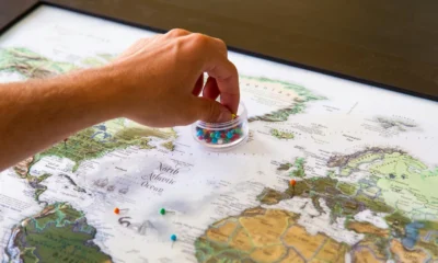 Mapa mundial con marcadores para ilustrar "quanti ebrei ci sono nel mondo" en un artículo sobre distribución y cifras de la población judía.