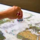 Mapa mundial con marcadores para ilustrar "quanti ebrei ci sono nel mondo" en un artículo sobre distribución y cifras de la población judía.