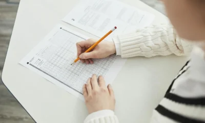 Persona revisando una hoja con un ejercicio de escritura sobre "cosa centra o cosa c entra"