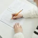 Persona revisando una hoja con un ejercicio de escritura sobre "cosa centra o cosa c entra"