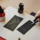 Persona escribiendo un mensaje para "cosa scrivere su biglietto per inaugurazione" en una tarjeta de felicitación junto a un regalo