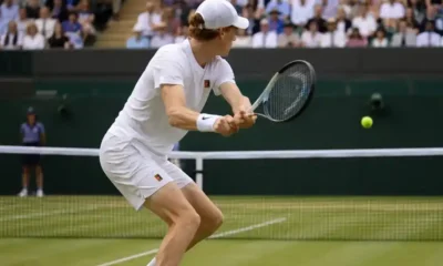 sinner fa un dritto a wimbledon