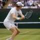 sinner fa un dritto a wimbledon